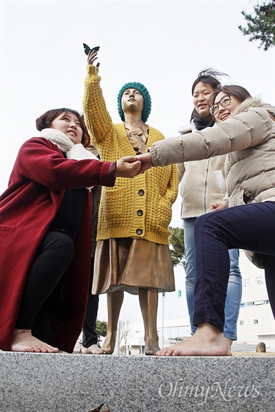 일본군 위안부 문제해결을 위한 광주 수요시위가 6일 낮 12시 광주 서구 광주광역시청 앞 소녀상에서 열렸다. 이날 수요시위에 참석한 대학생들이 소녀상 옆에 맨발로 서서 퍼포먼스를 벌이고 있다.
