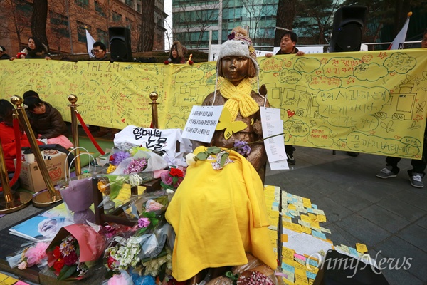  일본군위안부 소녀상(평화비) 지키기 운동이 진행되는 가운데 1월 6일 오후 종로구 일본대사관앞 소녀상 에서 시민들의 염원이 담긴 길다란 현수막을 펼쳐지고 있다.