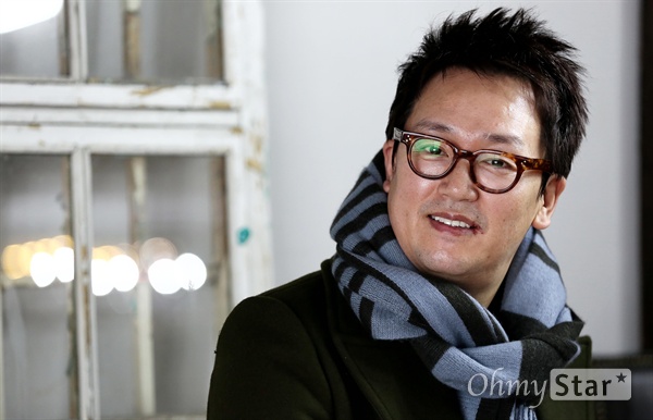  영화 <잡아야 산다>의 배우 김정태가 6일 오전 서울 삼청동의 한 카페에서 포즈를 취하고 있다.