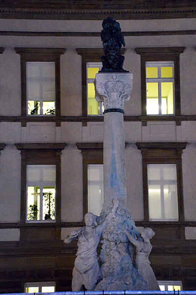 룩셈부르크 국민시인 기념비로 인물석상은 철강산업을 상징한다.