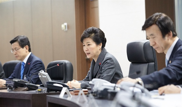 박근혜 대통령이 6일 오후 청와대 국가위기관리상황실(일명 지하벙커)에서 열린 국가안전보장회의(NSC)를 주재하고 있다. 