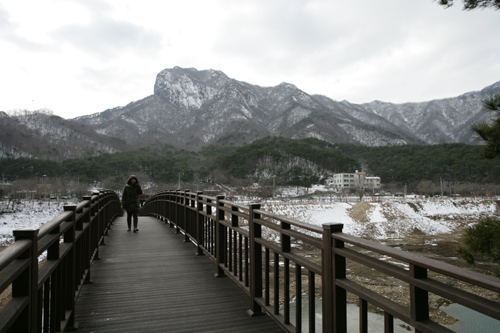 용마루길이 시작되는 수변 목교. 뒤로 보이는 산이 담양 추월산이다.
