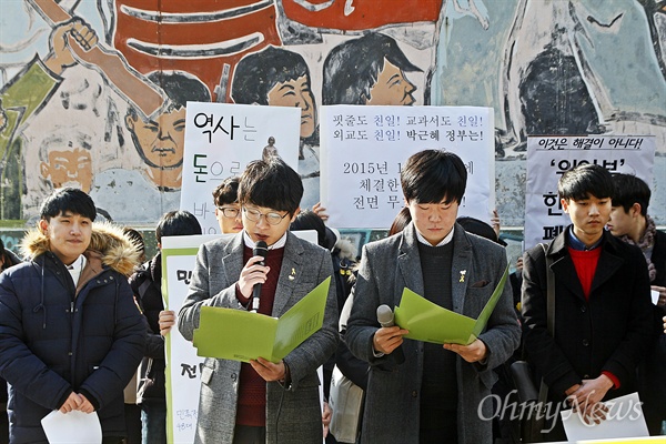 전남대 총학생회, 단과대 학생회, 총동아리연합회가 7일 오후 2시 광주 북구 전남대 사범대 1호관 앞에서 기자회견을 열어 "일본군 위안부 한일협상 무효화"를 요구하는 공동성명을 발표했다. 정상협 총학생회장(왼쪽)과 유창민 부총학생회장이 성명서를 읽고 있다.