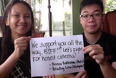  "우리는 부산국제영화제를 전폭 지지합니다!!! 정직한 영화를 위해 싸웁시다!" 필리핀 영화 제작자 비앙카 발부에나(왼쪽)와 말레이시아 영화 감독 브레들리 리우 