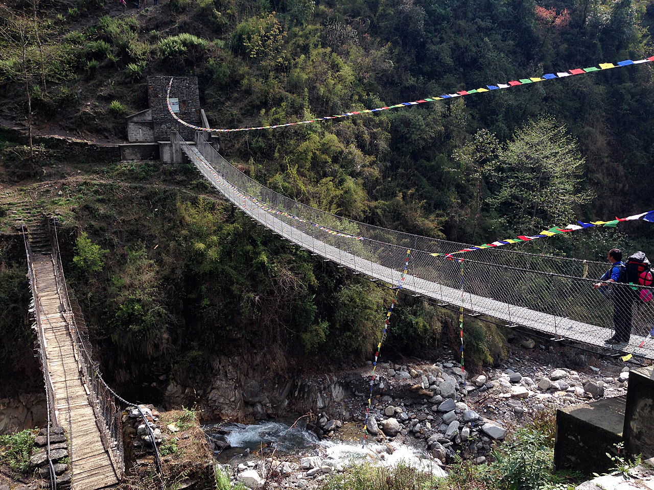 네팔 트레킹 중간 중간에 이런 다리를 건너야 한다. 왼쪽에 있던 게 기존의 다리이고, 오른쪽이 새로 놓인 다리. 오래된 다리 밖에 없을 땐 정말 아찔하다.