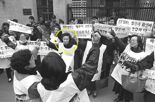 1992년 1월 8일, 최초의 수요 시위 당시 김혜원 선생님
