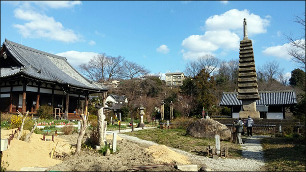 나라시에 있는 반야사 전경, 왼쪽이 본당이고 오른쪽 탑은 목탑이 주종을 이루는 일본에서는 보기드문 석탑으로 13세기에 만든 것이다.