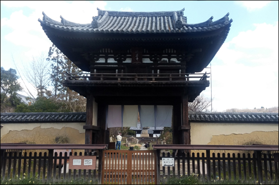 국보로 일본에서 가장 오래된 가마쿠라시대 누문