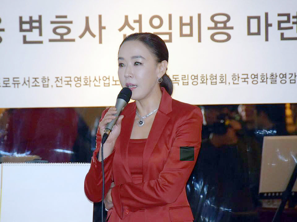  8일 저녁 정동의 한 주점에서 열린 힘내라 부산국제영화제 일일호프에서 참석자들에게 감사 인사를 전하고 있는 강수연 공동집행위원장