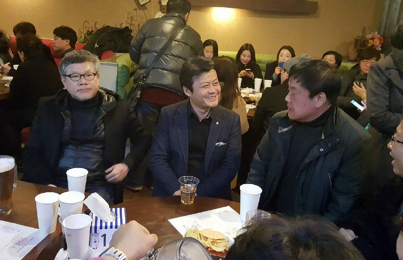  8일 열린 부산영화제 지원 일일호프에 참석한 부천국제판타스틱영화제 조직위원장인 김만수 부천시장(가운데)이 영화인들과 대화를 나누고 있다.