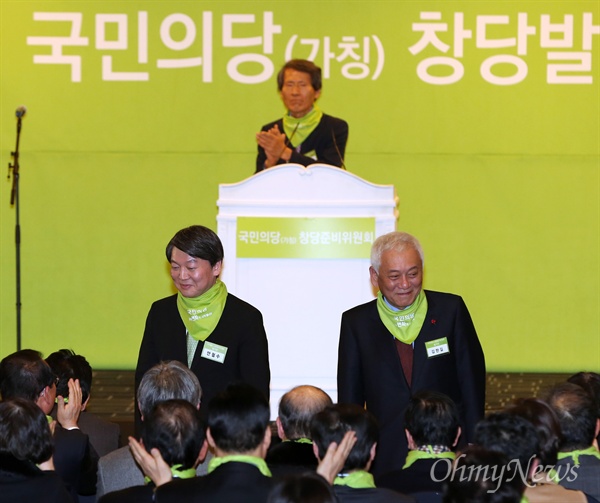 안철수 의원과 김한길 의원이 10일 오후 서울 세종문화회관 세종홀에서 열린 신당 '국민의당'(가칭) 창당 발기인대회에서 참석자들의 박수를 받고 있다. 