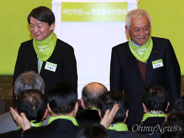 안철수 의원과 김한길 의원이 10일 오후 서울 세종문화회관 세종홀에서 열린 신당 '국민의당'(가칭) 창당 발기인대회에서 참석자들의 박수를 받고 있다. 
