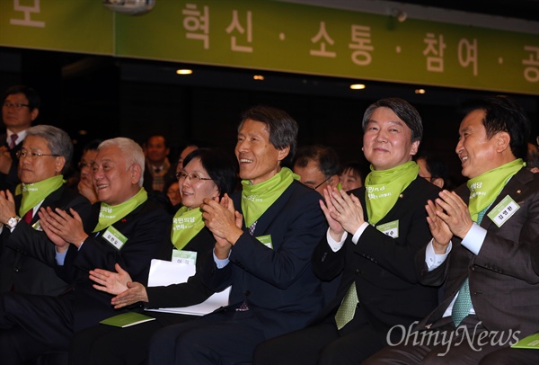 '국민의당' 창당 발기인대회...박수치는 안철수 안철수 의원이 10일 오후 서울 세종문화회관 세종홀에서 열린 신당 '국민의당'(가칭) 창당 발기인대회에서 김한길 의원, 한상진 공동창당준비위원장, 김영환 의원 등과 함께 축하공연을 보며 박수치고 있다. 