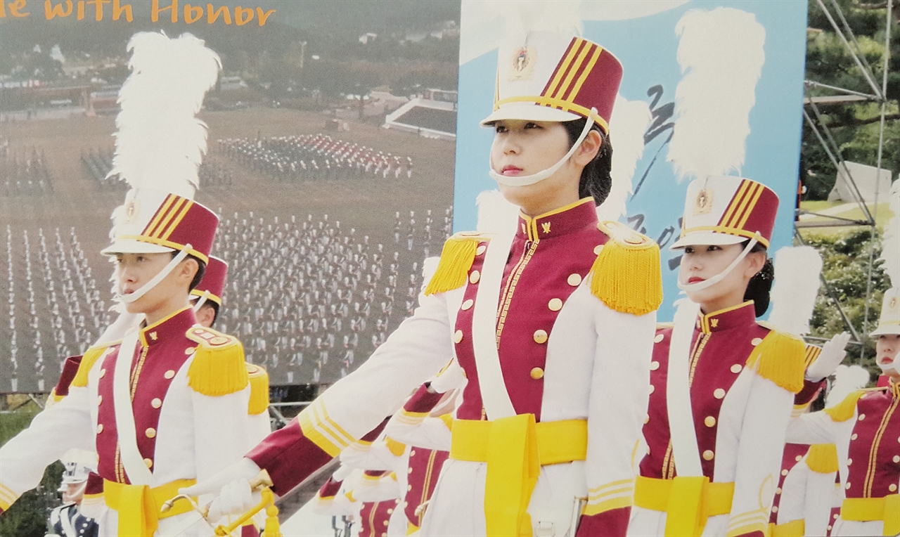 국군의 날 행진하는 국군간호사관학교 생도들의 행진 모습으로 2016년 달력 속에 포함한 사진이다.