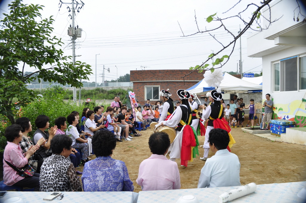 사랑숲 마을 학교 협동조합 개교식 장면 2015년 8월 22일 우여곡절 끝에 마을학교 협동조합을 출범하다.