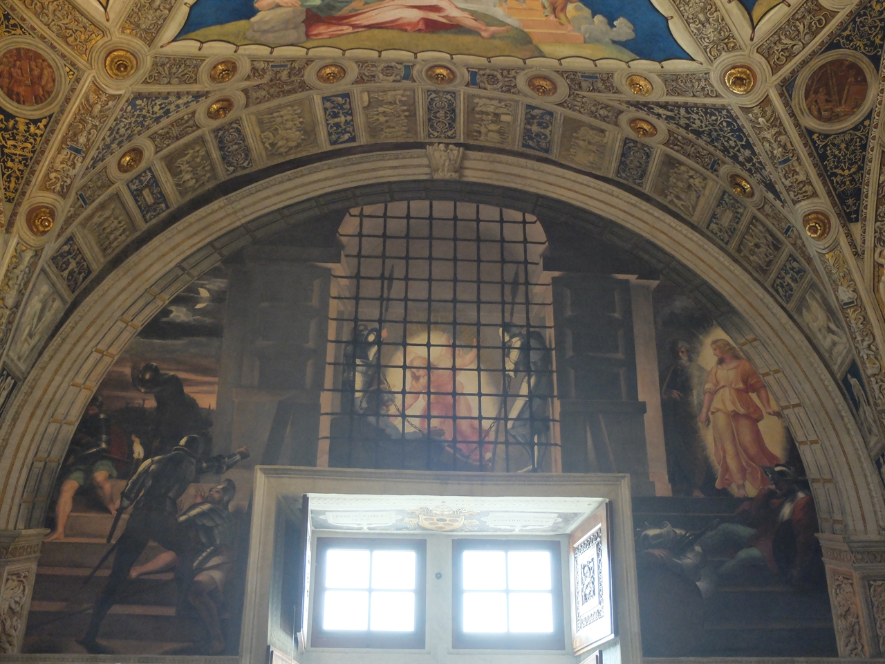 라파엘로, ‘감옥에서 구출되는 성 베드로’, 바티칸 박물관 엘리오도로의 방. 창을 통해서 들어오는 햇빛 때문에 그림을 감상하기가 쉽지 않습니다.