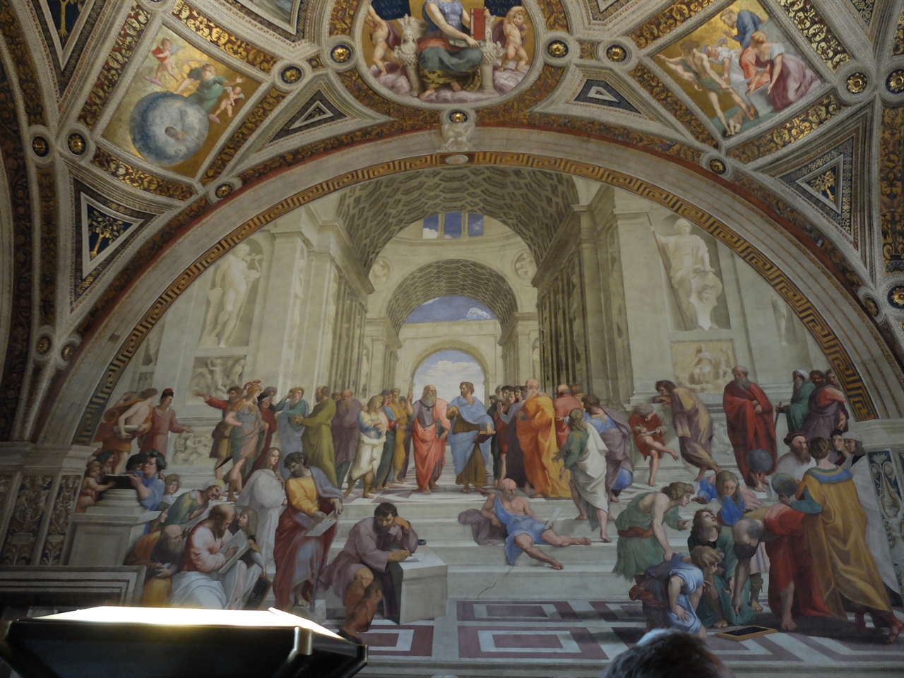 라파엘로, ‘아테네 학당’, 바티칸 박물관 서명의 방. 고대의 사상가들을 한 자리에 묘사한 이 그림은 서양 철학의 근간을 계승한 이탈리아 르네상스의 자부심을 드러내는 작품이라 할 수 있습니다.