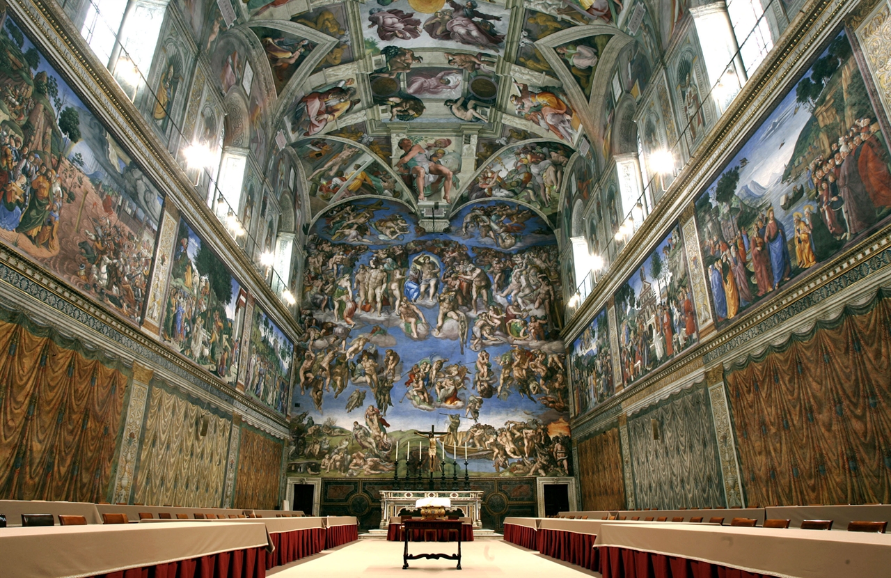 교황을 선출하는 콘클라베가 열리는 시스티나 성당. 정면 주제단의 미켈란젤로의 ‘최후의 심판’, 좌우 벽면의 르네상스 대가들의 ‘모세의 일생’과 ‘예수의 일생’ 연작, 그리고 천장의 미켈란젤로의 ‘천지창조’. 이탈리아 르네상스 미술의, 아니 서양 미술의 가장 위대한 업적들이 이곳에 모여있습니다. 