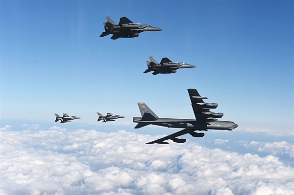 괌의 앤더슨 공군기지를 출발한 미 공군 B-52 전략폭격기가 북한의 제4차 핵실험 4일만인 10일 대한민국 공군 F-15K와 미 공군 F-16 전투기와 함께 오산 공군기지 상공을 비행하며 대북 무력시위를 벌이고  있다. B-52 전략폭격기는 공대지 핵미사일과 지하시설 공격용 벙커버스터 폭탄 등으로 무장이 가능하다.