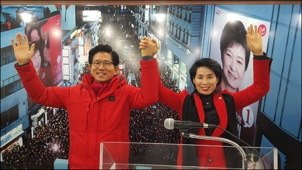 정순천 대구시의회 부의장이 11일 오전 새누리당 대구시당에서 김문수 수성갑 예비후보와 함께 지가회견을 갖고 총선 불출마를 선언했다.