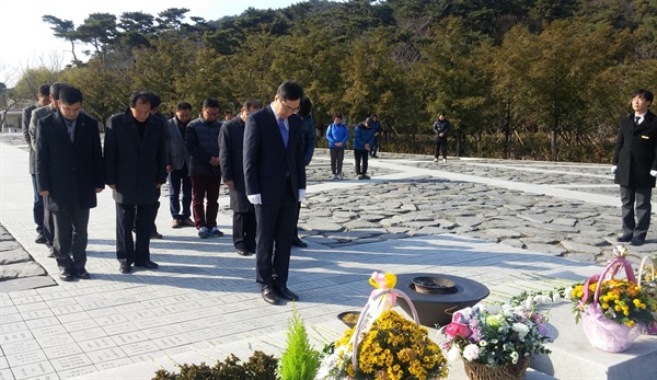  더불어민주당 공윤권 김해시장 선거 예비후보가 11일 오후 김해 봉하마을 고 노무현 전 대통령 묘역을 참배했다.