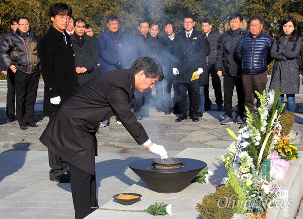  국민의당 안철수 국회의원이 12일 오전 경남 김해 봉하마을 고 노무현 전 대통령 묘역을 찾아 헌화대에서 분향하고 있다.