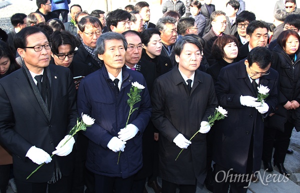  국민의당 창당준비위 한상진 공동위원장과 안철수, 문병호, 임내현 국회의원 등이 12일 경남 김해에 있는 고 노무현 전 대통령 묘역을 참배하기 위해 서 있다.