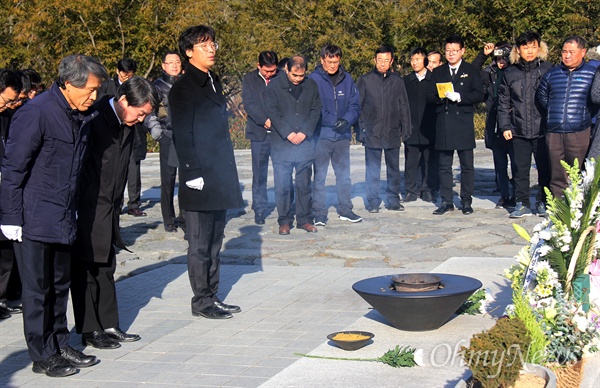  국민의당 창당준비위 한상진 공동위원장과 안철수 의원이 12일 김해 고 노무현 전 대통령 묘역을 참배하며 헌화분향한 뒤 묵념하고 있다.