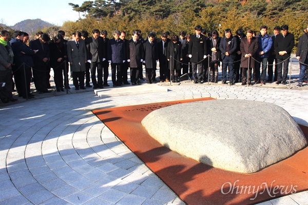  국민의당 창당준비위 한상진 공동위원장과 안철수 의원 등이 12일 경남 김해 고 노무현 전 대통령 묘역을 참배하며 너럭바위 앞에서 묵념하고 있다.