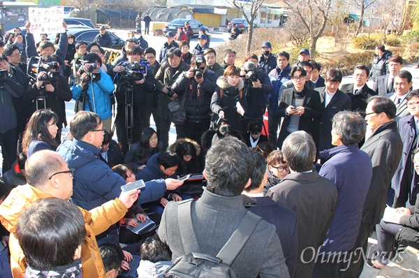  국민의당 창당준비위 한상진 공동위원장과 안철수 의원 등이 12일 오전 경남 김해 고 노무현 전 대통령 묘역을 참배하고 사저에 들렀다가 나온 뒤 기자들 앞에서 브리핑을 하는 동안, 김해시민 이아무개(53)씨가 "친노 패권주의 낡은 진보라매? 아직도 간 덜 봤냐?"라고 쓴 손팻말을 들고 서 있다.