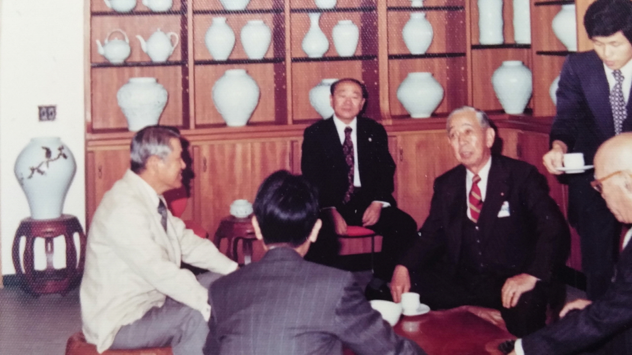 1980년대 중반 경기도 광주 도평요에 칩거하던 이후락(왼쪽)을 방문한 기시 전 일본 수상(오른쪽 빨간넥타이). 기시 전 총리는 일본 아베 수상의 외할아버지다.