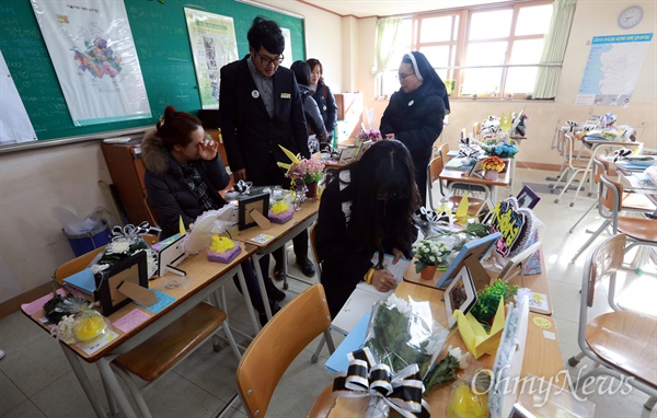 '보고 싶다. 사랑한다' 단원고등학교 졸업식인 지난 1월 12일 오후 경기도 안산 단원고 교실을 찾은 학생과 시민들이 이 알고 지내던 세월호 참사 희생자 학생 자리에 앉아 글을 남기고 있다.