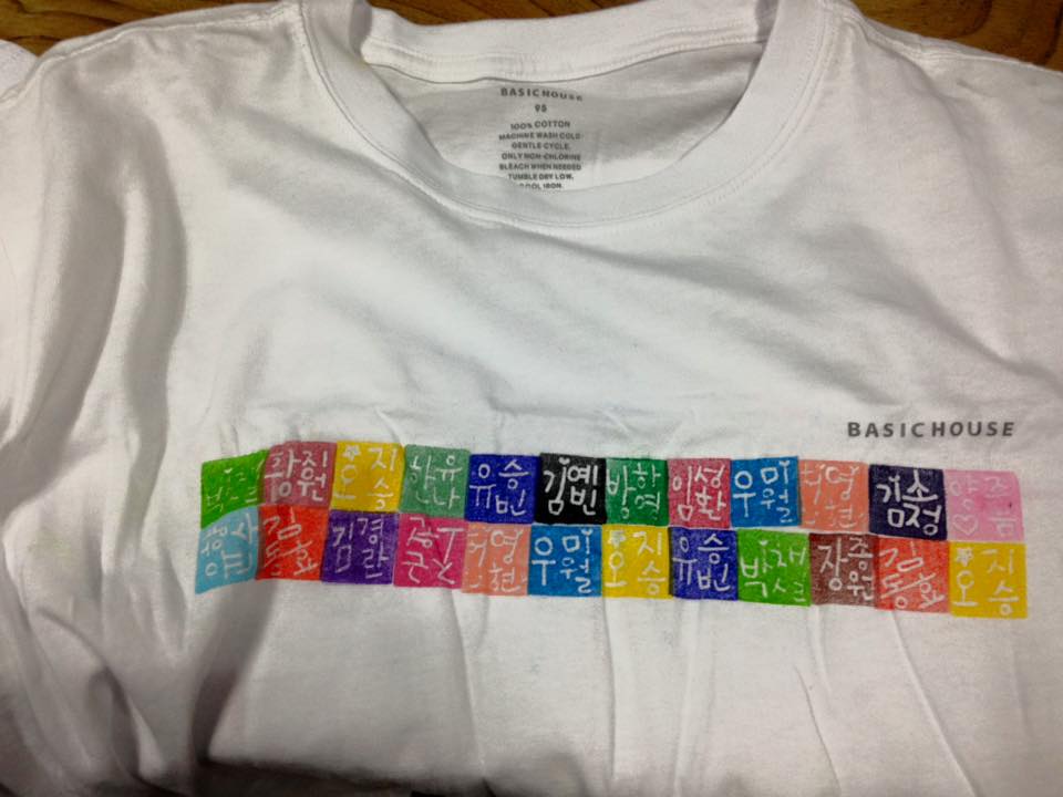 참가 학생들의 이름으로 만든 티셔츠. 아이들의 이름이 새겨져 있다.