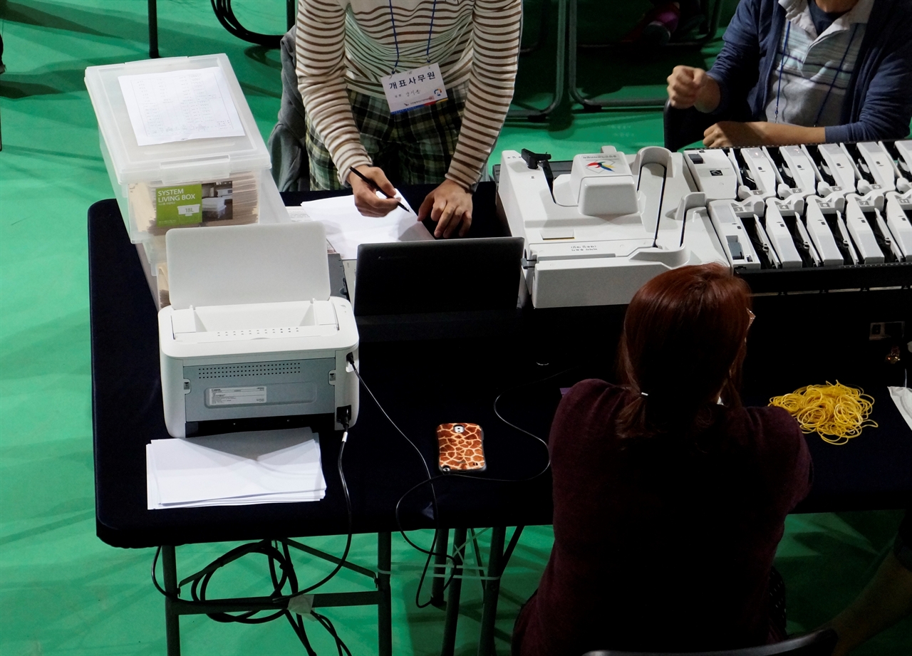 선관위가 공직선거 개표에 사용하는 투표지분류기는 투표지를 후보자별로 구분하고, 집계도 하며 그 결과를 기록한 개표상황표를 출력한다. 