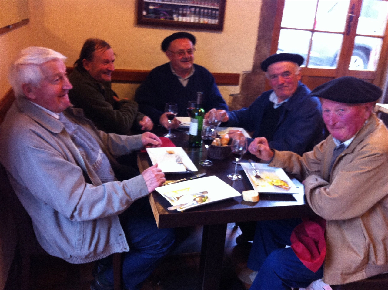 식당에서 만난 어르신들이 웃음으로 포즈를 취해주셨다. 어르신들 다수가 바스크 모자를 쓰고 있다.