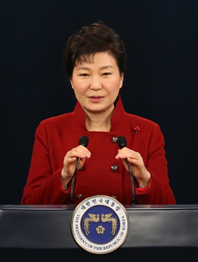 박근혜 대통령이 13일 오전 청와대 춘추관 브리핑룸에서 대국민 담화를 발표하고 있다.