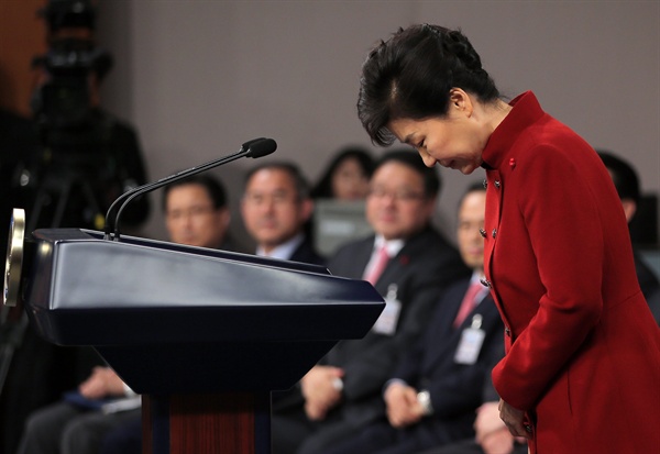 박근혜 대통령이 13일 오전 청와대 춘추관 브리핑룸에서 대국민 담화 발표 및 기자회견을 하기에 앞서 인사하고 있다. 
