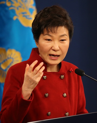 박근혜 대통령이 지난 13일 오전 청와대 춘추관 브리핑룸에서 열린 대국민 담화 및 기자회견에서 취재진의 질문에 답변하고 있다. 