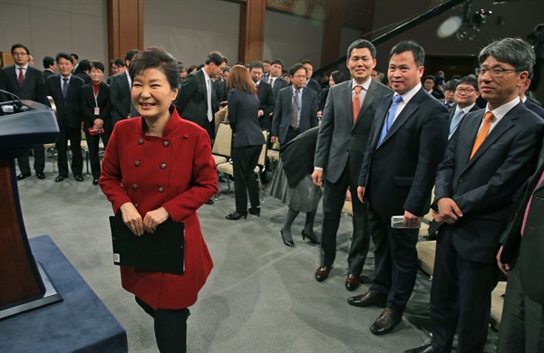 박근혜 대통령이 13일 오전 청와대 춘추관 브리핑룸에서 대국민 담화 발표 및 기자회견을 마친 뒤 취재진과 인사를 나누고 있다.