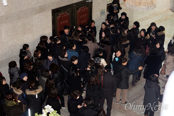 경기 유치원연합회 회원들이 더민주 의원들 총회 장소인 경기도의회 1층 대회의실 입구를 막고 있는 모습.