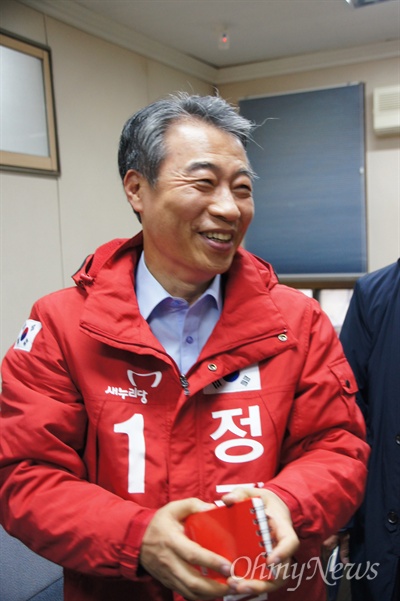 정종섭 전 행자부장관이 13일 오후 새누리당 경북도당에서 기자회견을 가진 후 자신의 이름이 새겨진 빨간색 점퍼를 입고 활짝 웃고 있다.