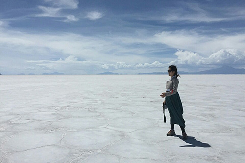 볼리비아의 우유니소금사막에서 기념촬영. 동생이 사준 개량한복을 입었다