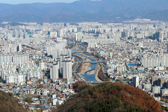 임진왜란 당시 대구에는 일본군과 명군이 번갈아가며 총본부를 설치했다. 명군 총사령관 이여송의 참모인 두사충은 종전 이후 대구에 눌러앉았다. 사진은, 두사충이 살았던 곳이라 하여 "대명"이라는 이름을 얻었다고 전해지는 대명동 뒤편 앞산 중턱에서 바라본 대구 풍경.