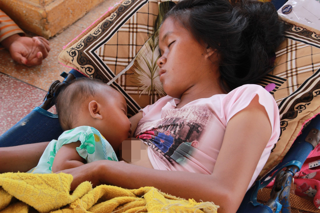 아기에게 모유를 주다 잠이 든 캄보디아 여성의 모습. 이 사진은 기사와 직접적인 관련이 없습니다. 