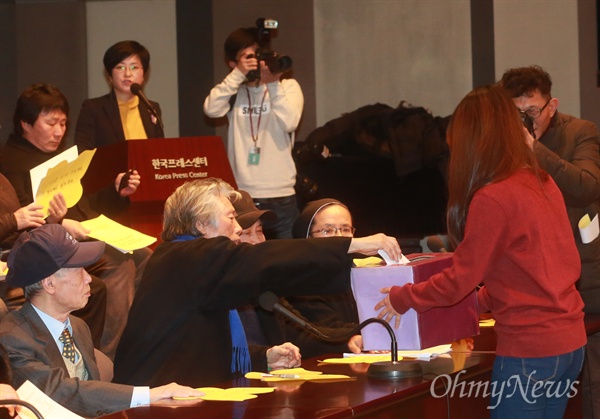 일본군 위안부 '정의와 기억재단' 설립에 동참하는 백기완 백기완 통일문제연구소 소장이 14일 오전 서울 중구 한국프레스센터 대회의실에서 열린 한일 일본군 위안부 합의 무효와 정의로운 해결을 위한 전국행동 발족 기자회견에 참석해 정의와 기억재단 설립 발기인에 동참하는 신청서를 내고 있다.