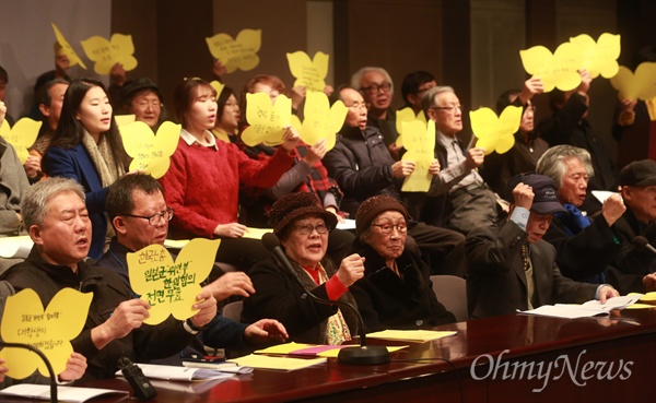 "일본 정부는 일본군 위안부 문제 진상을 규명하라" 한국정신대문제대책협의회를 비롯한 383개 시민사회단체와 335명의 시민들은 14일 오전 서울 중구 한국프레스센터 대회의실에서 기자회견을 열어 한일 일본군 위안부 합의 무효와 정의로운 해결을 위한 전국행동을 발족했다.