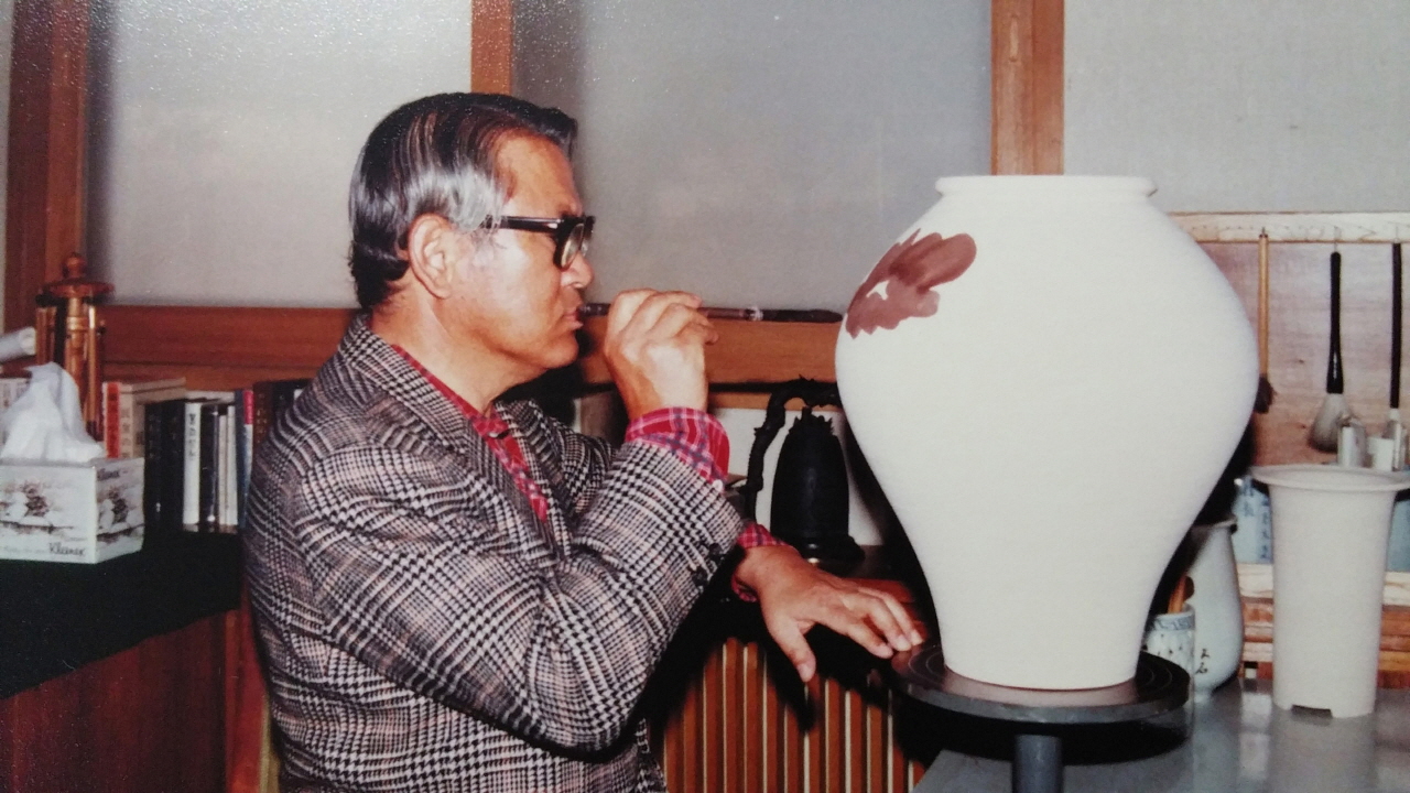 1980년 전두환 신군부로부터 부정축재자로 몰려 축출된 이후락 전 중앙정보부장이 경기도 광주에 있는 '도평요'에서 도자기에 그림을 그리고 있다  

