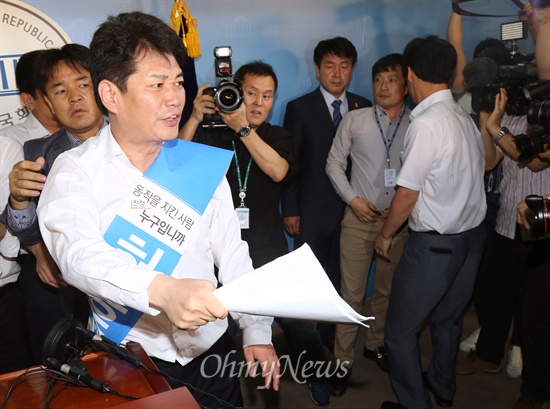 2014년 7월 8일 기동민 전 정무부시장이 서울시  오전 국회 정론관에서 '전략공천 수락' 입장을 표명하자, 허동준 전 지역위원장이 난입해 강력 항의하고 있다.
