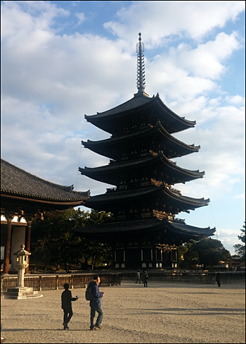 국보 오중탑(五重塔)은 1426년에 재건된 것으로 50.8미터의 높이를 자랑하는 목조탑이다. 이는 교토의 상징인 진언종 도량인 동사(東寺)의 5중탑 (54.8미터)에 이어 일본에서 두 번째로 높은 목조탑이다.