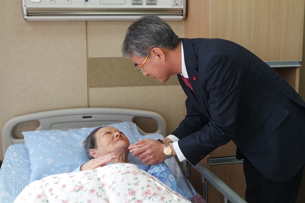 박종훈 경남도교육감이 15일 마산은혜병원을 찾아 이 병원에 입원해 있는 일본군위안부 피해자 김양주(92) 할머니를 위로했다.